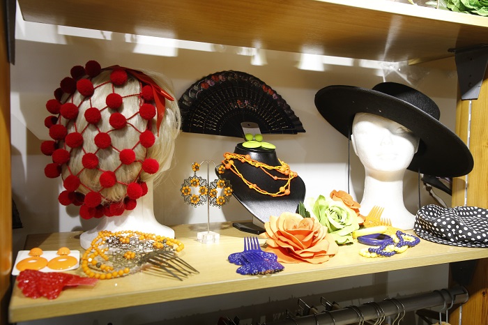 Imagen de los distintos complementos que son “esenciales” en los trajes de flamenca