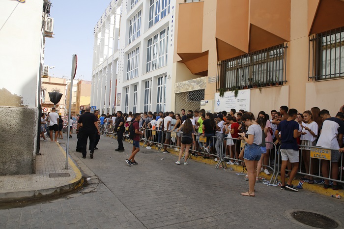 Cientos de jóvenes esperaron colas de hasta seis horas para conseguir las entradas para Feria