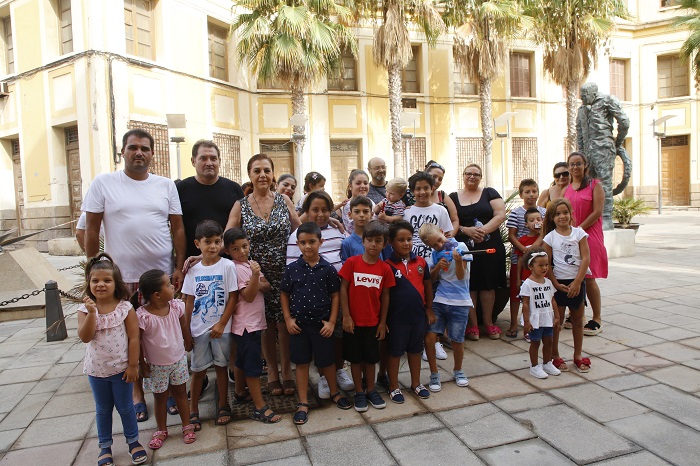Imagen de grupo de la viceconsejera con los vecinos de la AV Maranata