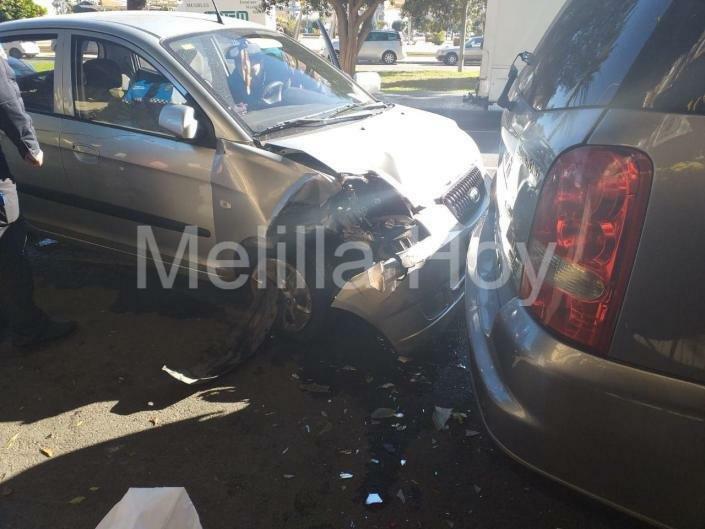 El vehículo sufrió el vuelco en una rotonda de la Carretera de Farhana ayer por la tarde (FOTO @1BomberoMelilla)