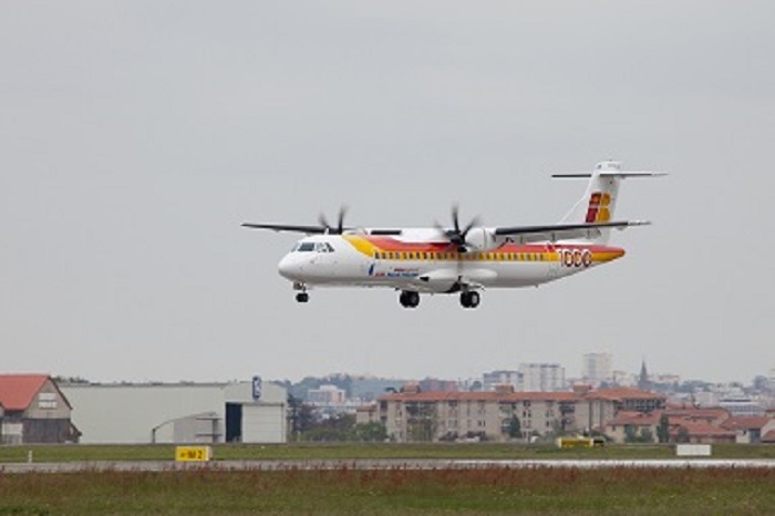 Uno de los aviones aterrizando en Melilla de la compañía Air Nostrum
