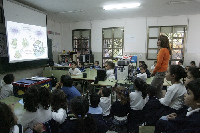 Una clase repleta de alumnos dando clase en uno de los colegios de la Ciudad