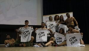 El equipo de ‘Las Princesas Vastas’ recogiendo sus camisetas el primer día