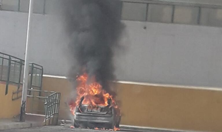 Momento en el que Renault Clío era pasto de las llamas