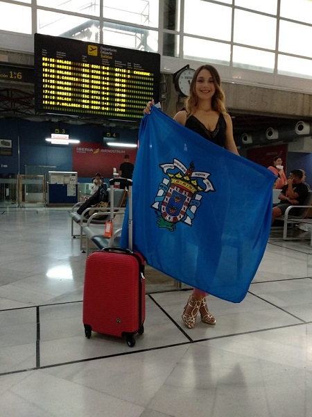 La melillense María Cuadrado en el aeropuerto para viajar a las Islas Canarias