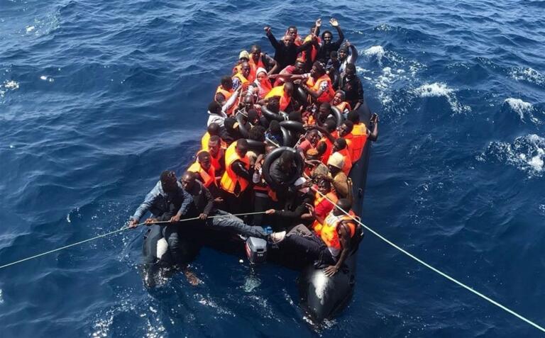 Rescate de una de las cinco pateras localizadas ayer en el Mar de Alborán