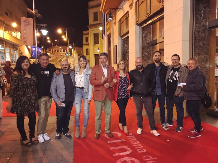 El cámara de TVM, Cucho Capilla, rodeado de algunos actores de ‘El taconeo’ en la X Semana de Cine de Melilla