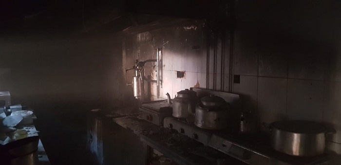 El fuego no salió de la cocina, pero el denso humo que generó afectó a toda la cafetería, ubicada en el Barrio del Industrial (FOTO CADENA SER)
