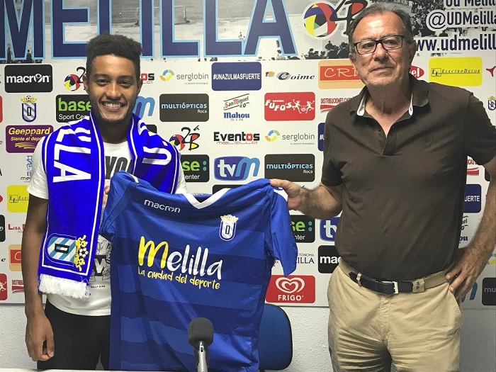 Antonio Otegui, con su nueva camiseta de la U.D. Melilla, junto al vicepresidente del club, Antonio García Jáuregui