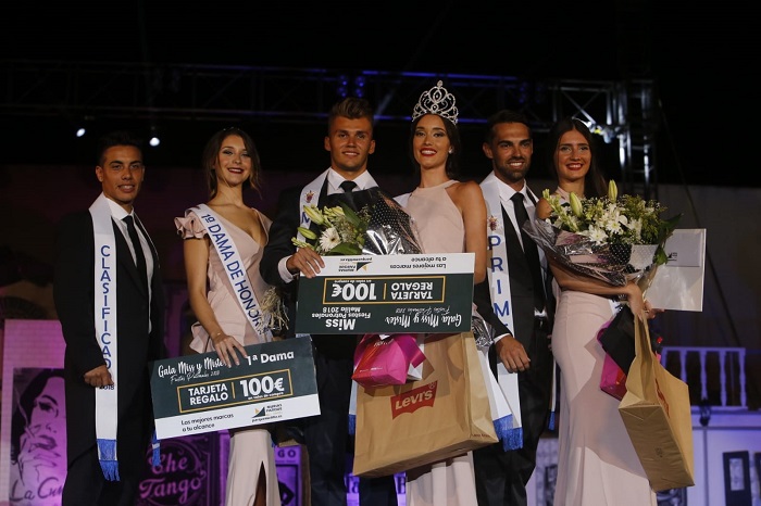 Miss y Mister Fiestas Patronales con los finalistas de este certamen de belleza
