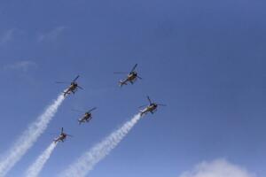 Los helicópteros de la patrulla Aspa ascendieron para saludar a los centenares de melillenses