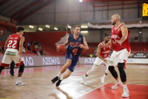 Txemi Urtasun intentando entrar a canasta