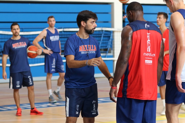 Alejandro Alcoba corrigiendo aspectos del juego