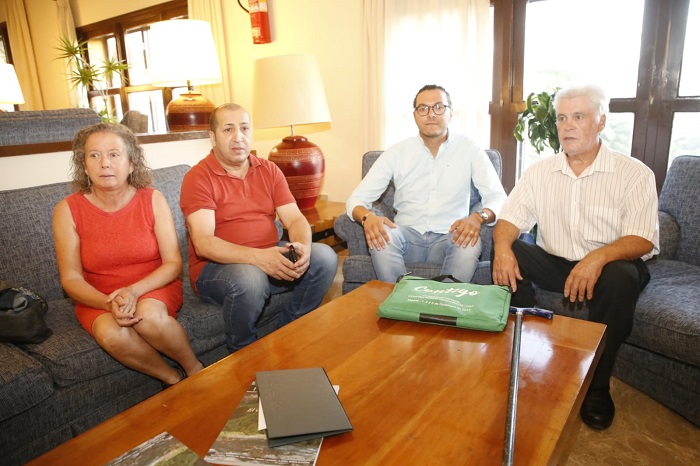José Luís Pujante (derecha) reunido con los simpatizantes locales