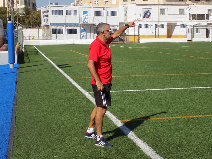 Fernando Aznar, entrenador del River Melilla C.F., dirigiendo a su equipo en el encuentro del pasado sábado ante el Guadix
