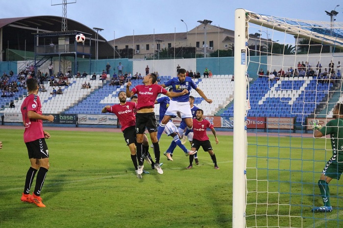 Yacine Qasmi, delantero centro de la U.D. Melila, en el encuentro disputado ante el Marbella el pasado 9 de septiembre