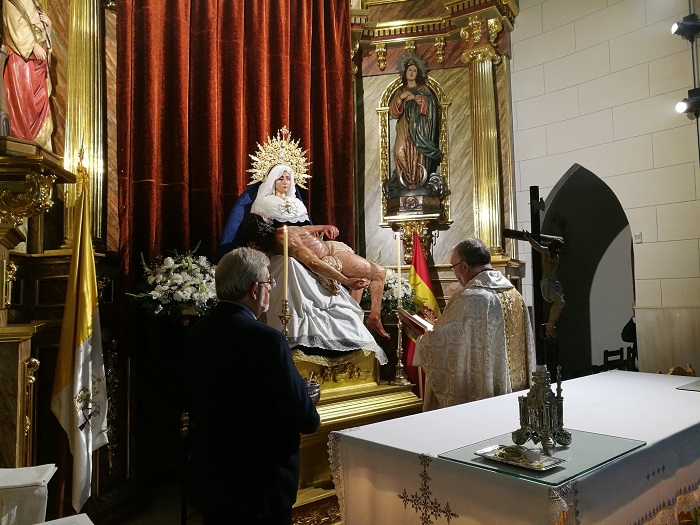 El páter Francisco Sierra bendiciendo al Cristo que yace en brazos de la Virgen de la Piedad