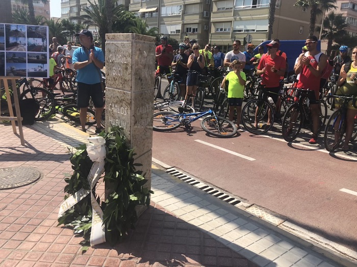 El monolito del carril bici en honor al deportista Carlos Huelin