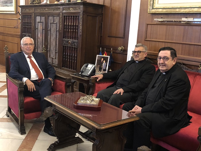 El presidente de la Ciudad junto al nuevo vicario, Eduardo Resa y el vicario en funciones, Roberto Rojo