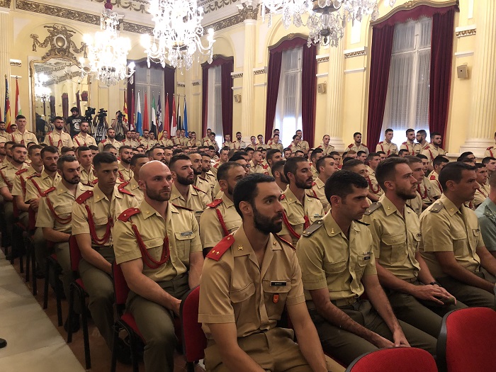 Los 200 caballeros y damas alféreces cadetes de la Academia General Militar en el Salón Dorado