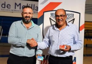 Luisma Rincón y Jaime Auday estrechándose las manos en el momento del intercambio