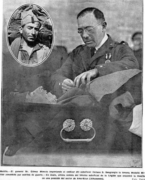 El general Gómez Morato antes los restos del suboficial Sangiorgio, que también aparece en la foto pequeña