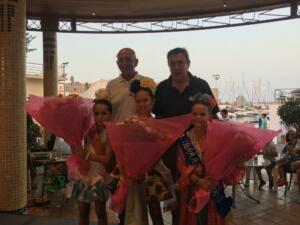 Miss Sirenita y sus Damas de Honor con el presidente del club y un directivo