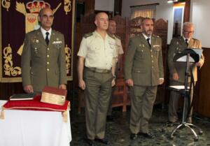 El teniente coronel José Arcadio Martín (izquierda) toma el mando de nuevo director de la Residencia Logístico Militar 'General García Margallo'