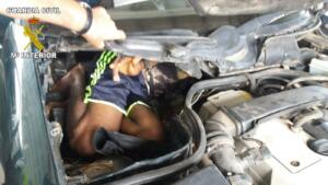 Los dos subsaharianos requirieron asistencia debido al estrechez de sus escondites