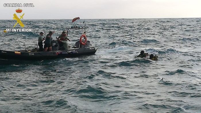 La Guardia Civil retomó ayer el dispositivo de búsqueda empleando seis especialistas de actividades subacuáticas, que realizaron sucesivas inmersiones