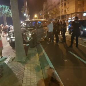 El 4x4 tras chocar contra una palmera y cruzar el carril bici
