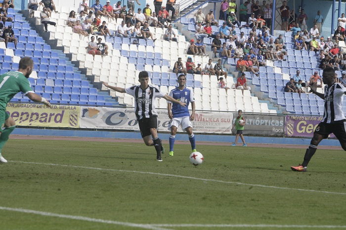 Juanmi Carrión, en el duelo que disputó la pasada temporada ante el Melilla, cuando militaba en la Balompédica Linense