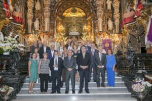 El Hermano Mayor recibiendo a los miembros de la Casa de Melilla en Granada en la puerta de la Basílica