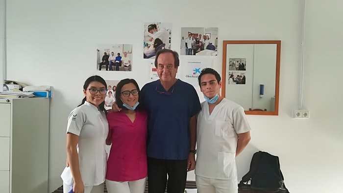Las dos odontólogas mexicanas con el doctor Castaño en el CETI
