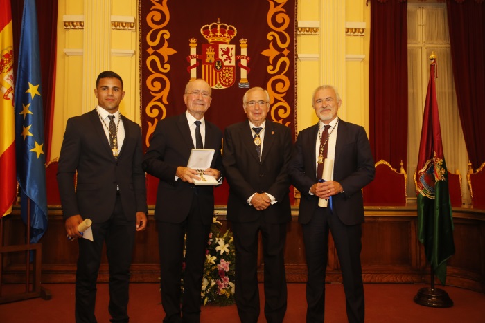 Imbroda con los tres Medallas de Oro de Melilla: Salvador González, Yusef Kadur y Málaga