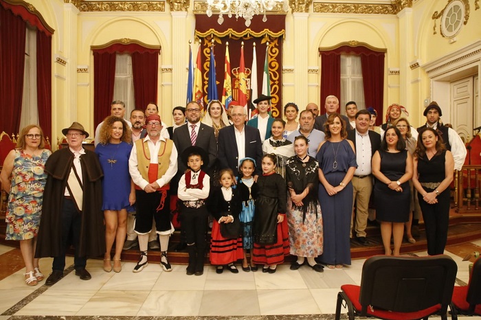 El presidente y miembros del Gobierno con las Casas Regionales asentadas en Melilla