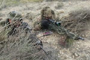Los jefes del Batallón del Cuartel General entrante y saliente junto al comandante general de Melilla