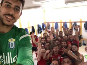 Los futbolistas y miembros del cuerpo técnico azulino festejando esta nueva victoria