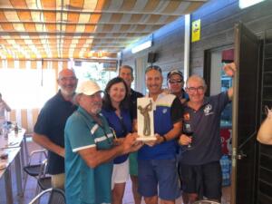 Algunos de los componentes del Equipo Azul posando con el trofeo de campeones