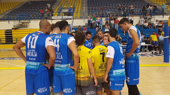 David Sánchez, entrenador del Club Voleibol Melilla, dando instrucciones a sus jugadores