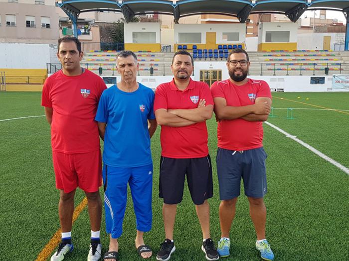 Yamili, junto a Ahmed Dris y su cuerpo técnico, en la pretemporada del equipo