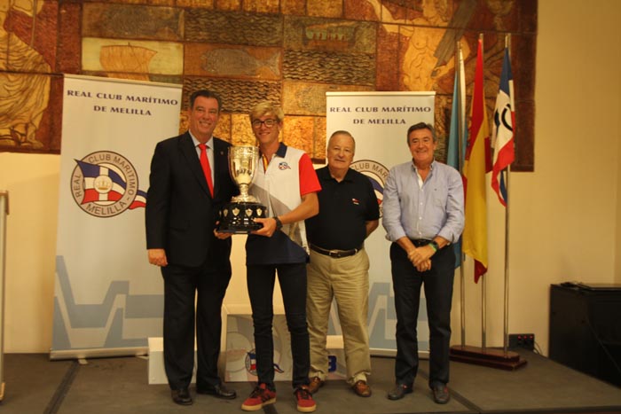 Miguel Dueñas recoge el trofeo de campeón de la Regata AECN