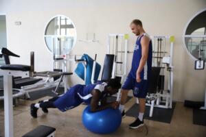Jesse Chuku y Jonathan Gilling ejercitándose en el gimnasio