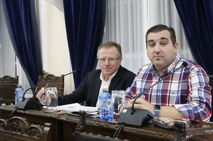 Eduardo De Castro, junto con Luís Escobar, durante su participación en el Pleno