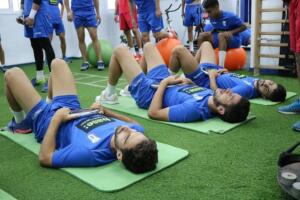 El plantel melillense trabaja duro en el gimnasio situado en el vestuario de la U.D. Melilla