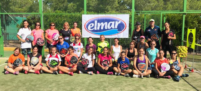 Grupo de jugadores y jugadoras de pádel pertenecientes a la Federación Melillense que participaron en las II Jornadas de Pádel Femenino