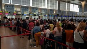 Largas colas ante los mostradores de facturación de Iberia en el aeropuerto de Málaga por las cancelaciones de ayer
