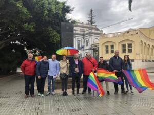 Representantes de Amlega en el monolito de la Constitución