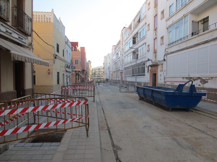 La obra de la calle Querol estará terminada sobre el 15 de octubre tras 4 meses de ejecución y supone la pérdida de seis plazas de aparcamiento