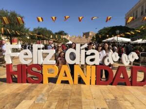 Los melillenses se fotografiaron junto al gran cartel del Día de la Hispanidad